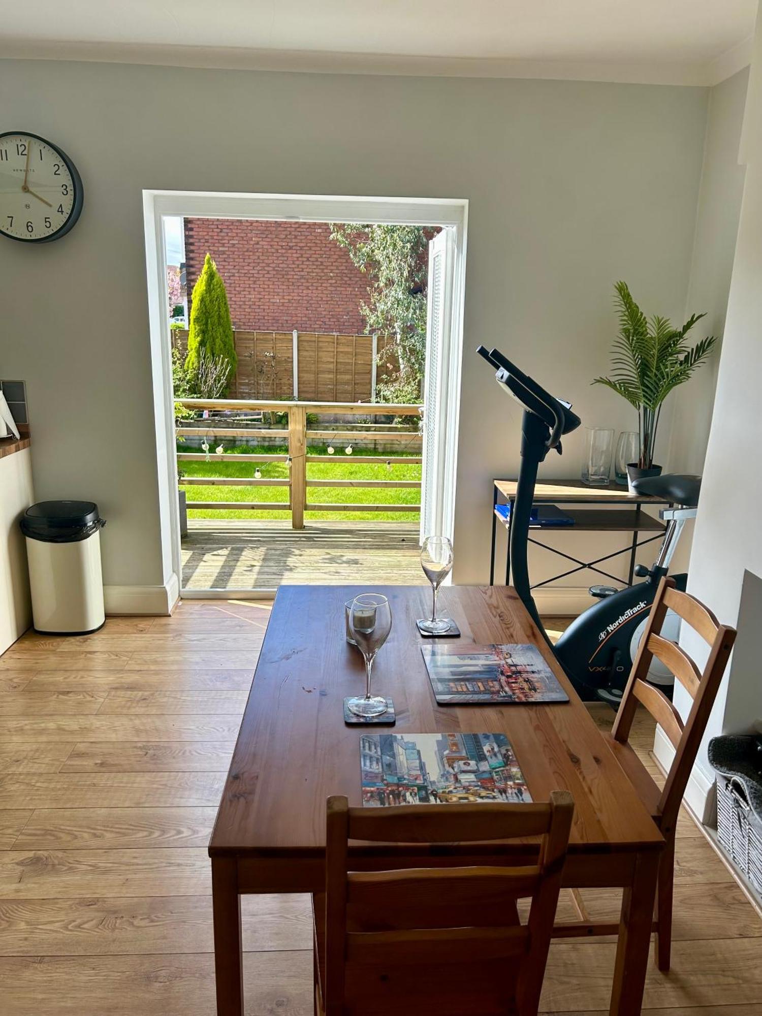 Lovely, Large Double Bedroom With Park View In Home Hazel Grove 外观 照片