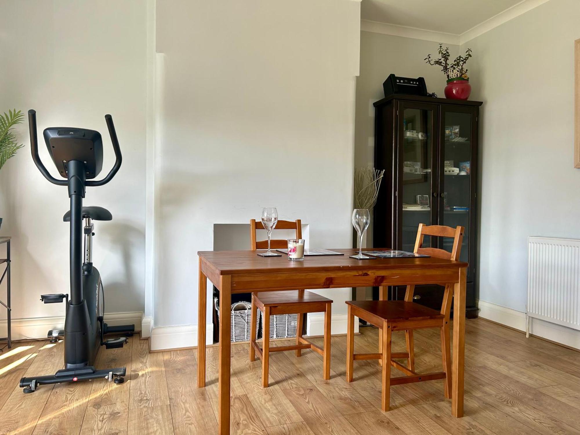 Lovely, Large Double Bedroom With Park View In Home Hazel Grove 外观 照片