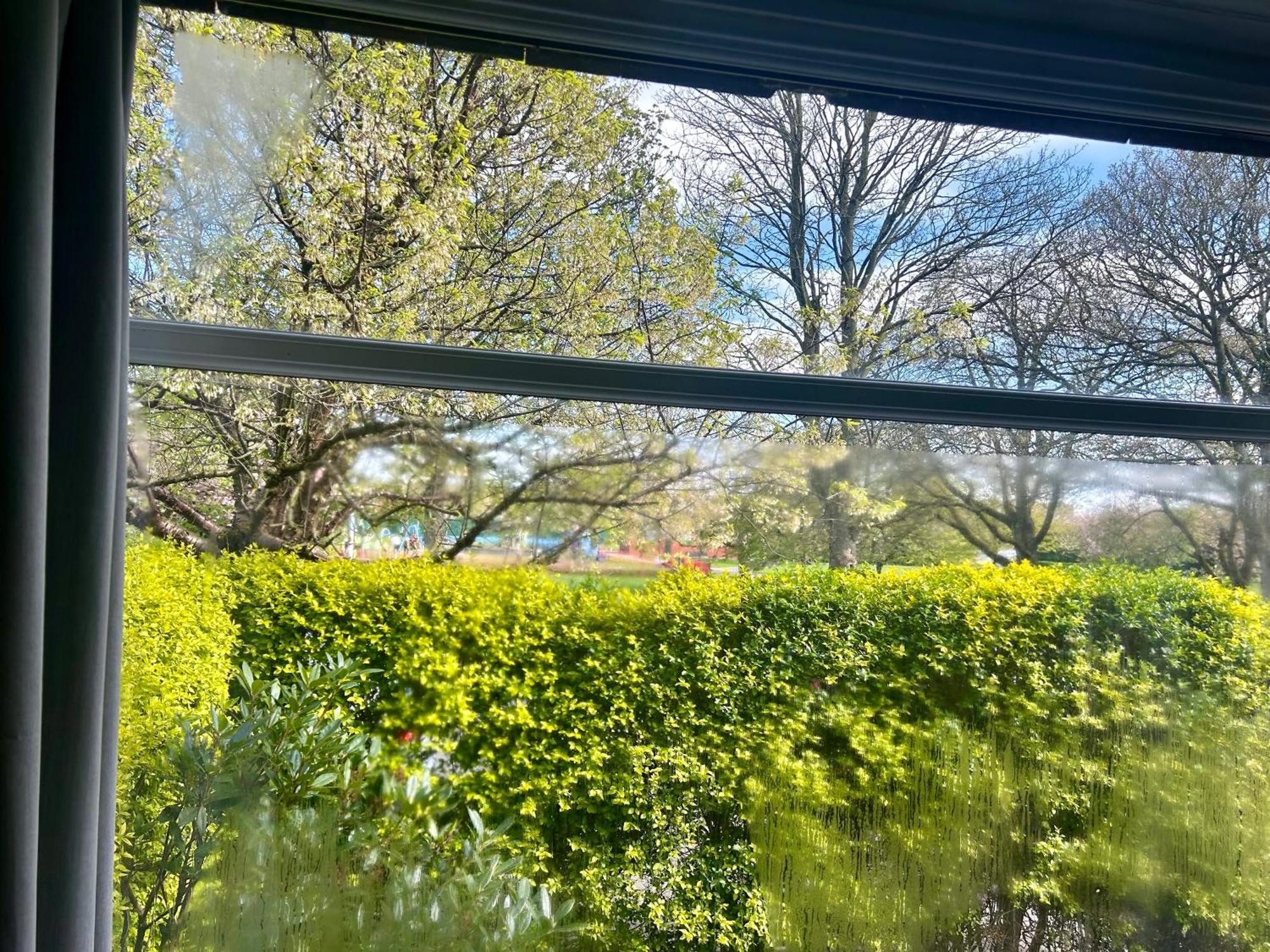 Lovely, Large Double Bedroom With Park View In Home Hazel Grove 外观 照片